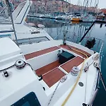 Le Nid Marin,un Voilier Pour Deux Vieux Port *