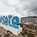 Nui Insolite A Bord D'un Voilier Vieux Port * Sète