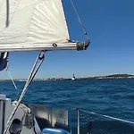 Nui Insolite A Bord D'un Voilier Vieux Port Sète