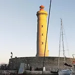 Nui Insolite A Bord D'un Voilier Vieux Port Úszó hotel *