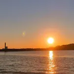 Nui Insolite A Bord D'un Voilier Vieux Port Sète
