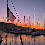 Bateau-hôtel Le Nid Marin,un Voilier Pour Deux Vieux Port