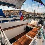 Bateau-hôtel Le Nid Marin,un Voilier Pour Deux Vieux Port