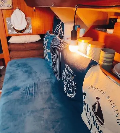 Bateau-hôtel Insolite Au Fil De L'eau *