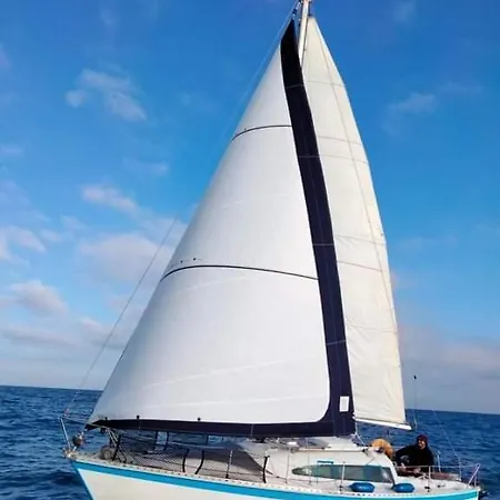 Nuit Insolite A Bord D'un Voilier Vieux Port Sète