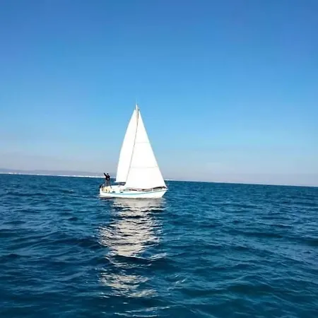 Bateau-hôtel Insolite Au Fil De L'eau Sète