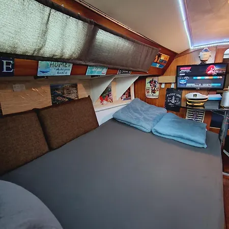 Nui Insolite A Bord D'un Voilier Vieux Port Botel Sète