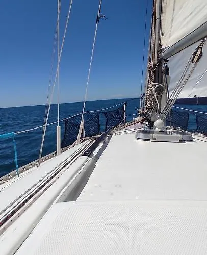 Le Nid Marin,un Voilier Pour Deux Vieux Port *