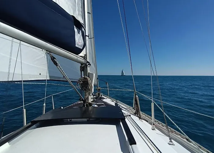 Nui Insolite A Bord D'un Voilier Vieux Port Botel