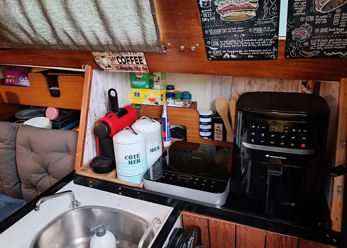 Botel Nui Insolite A Bord D'un Voilier Vieux Port Sète